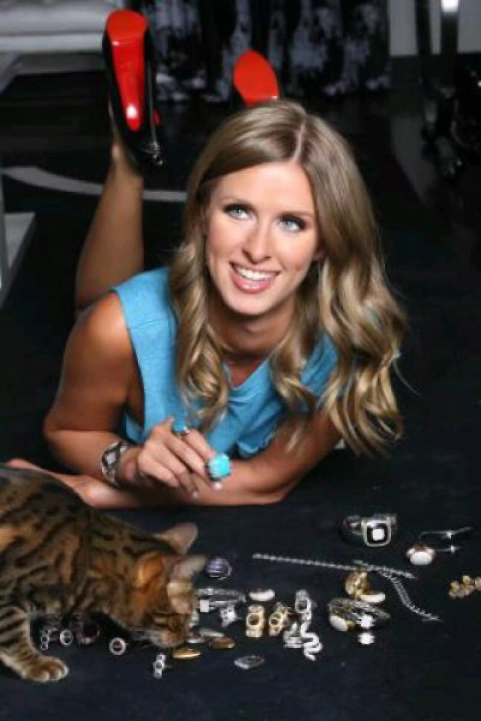 La hermana de Paris, Nicky Hilton, muy coqueta presume sus anillos.