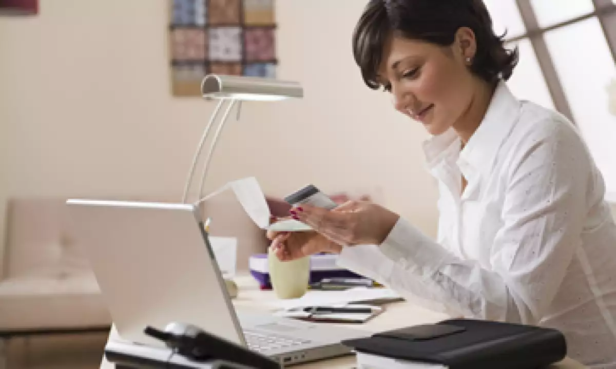 Para contar con un buena organización financiera es necesario conocer los beneficios e inconvenientes de los productos y servicios antes de contratarlos. (Foto: Thinkstock)