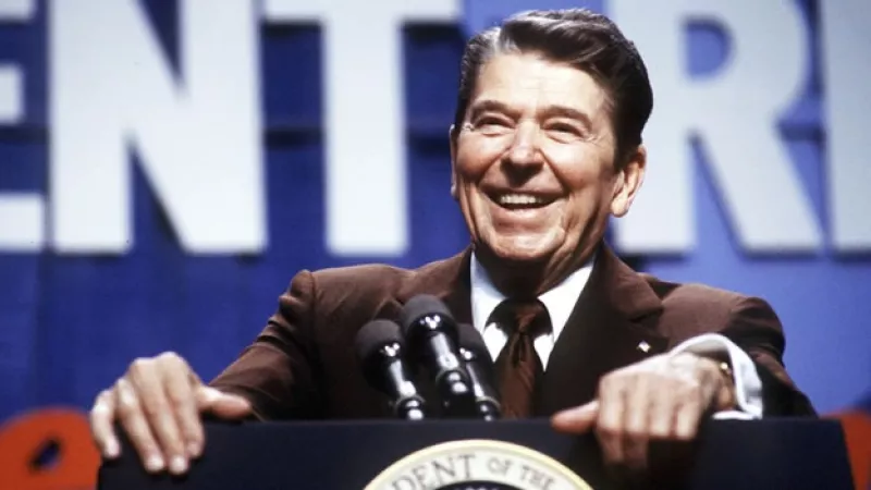 Ronald Reagan atiende una conferencia