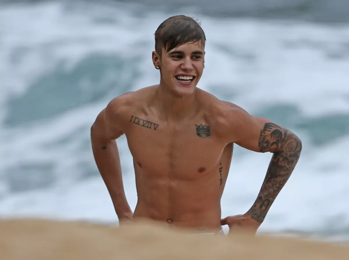 No cabe duda que Bieber fue muy feliz por saltar de un peñasco.