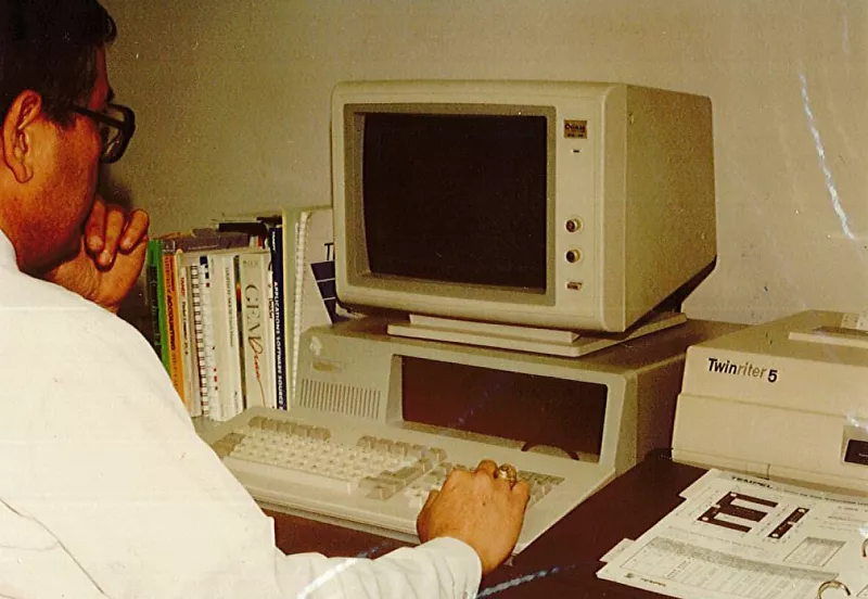 Hombre viendo una computadora.