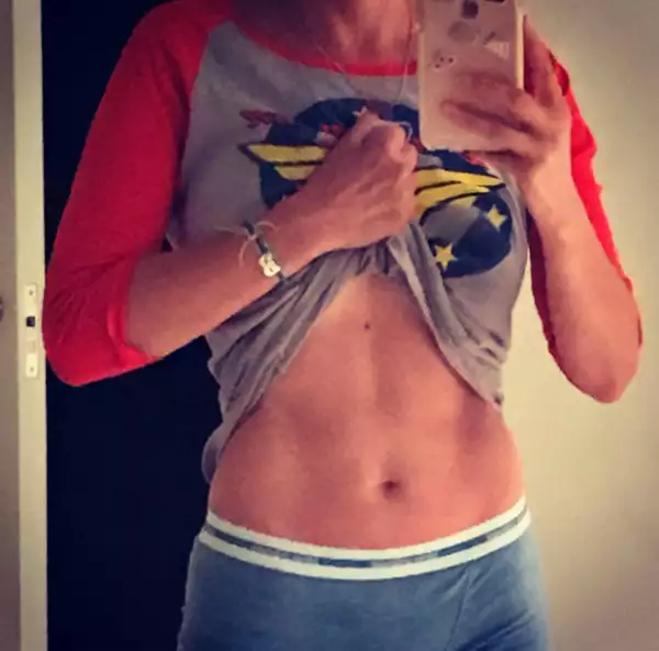 Y a su edad mantiene unos abs de acero.