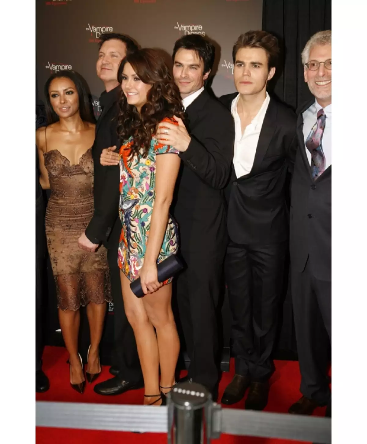 La ex pareja posó con el resto del elenco incluyendo a Kat Graham, el productor ejecutivo, Kevin Williamson, Paul Wesley y Mark Pedowitz.