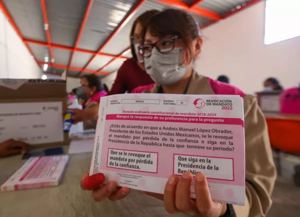 Las papeletas que serán utilizadas para la consulta de Revocación de Mandato el próximo 10 de abril llegaron  Toluca resguardadas por la Guardia Nacional.