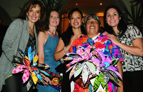 Alice de Oriani, Fanny Vinet, Francia Téllez, Ana María Cesareo (una de las costureras otomíes) y Nachieli Correu.