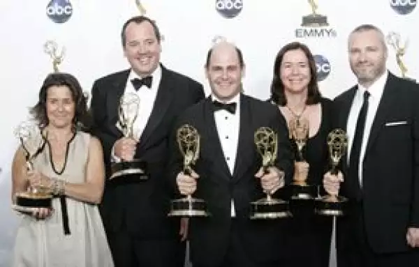 MAD MEN. Al centro el productor ejecutivo d ela serie, Matthew Weiner, acompañado por varios miembros de la producción.