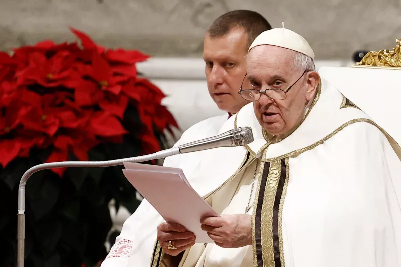 El papa Francisco celebra una misa de Nochebuena en la Basilica de San Pedro en el Vaticano. 