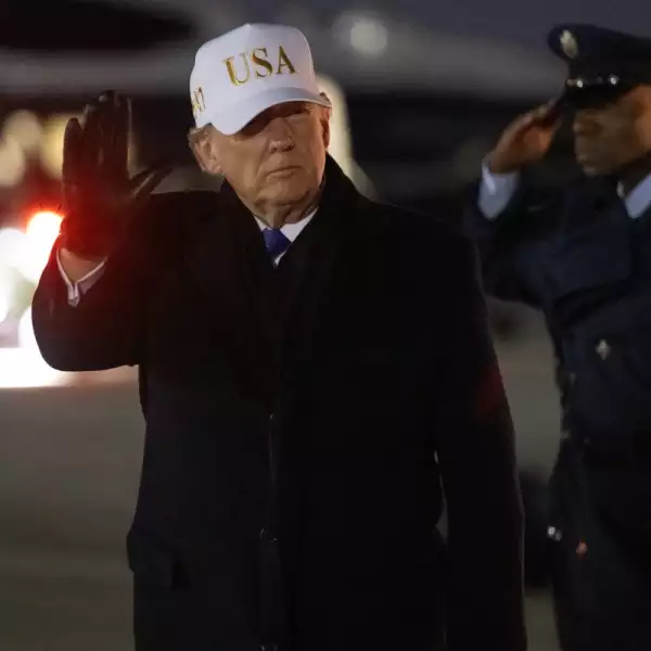 El presidente de los Estados Unidos, Donald Trump, sale de Air Force One al llegar a la Base Conjunta Andrews en Maryland el 1 de febrero de 2026, cuando regresa de Palm Beach, Florida.