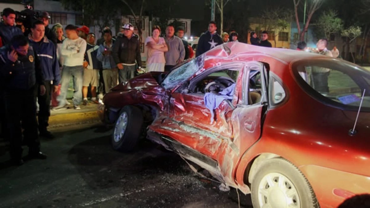 Coche destrozado accidente vial