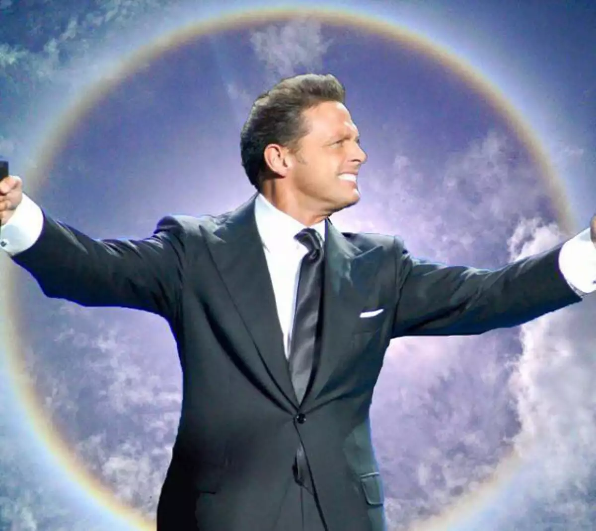 Las bromas en redes sociales no se hicieron esperar luego de que el fenómeno meteorológico apareciera en el cielo.