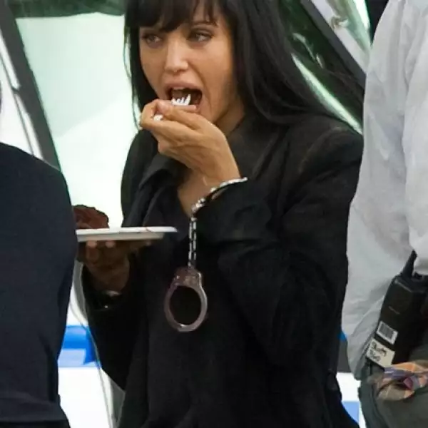 Angelina Jolie hizo una pausa durante la filmación de una película y disfrutó de una buena rebanada de pastel de chocolate.