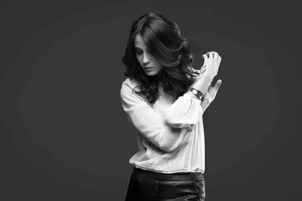 Cassandra Ciangherotti posó en el estudio de Grupo Expansión para Quién.com. Maquillaje por Alfonso Durán para Revlon Professional. Peinado por Ariel Farfan para Revlon Professional. Uñas Jessica Nails tono Sharktooth de la colección Coral Symphony.