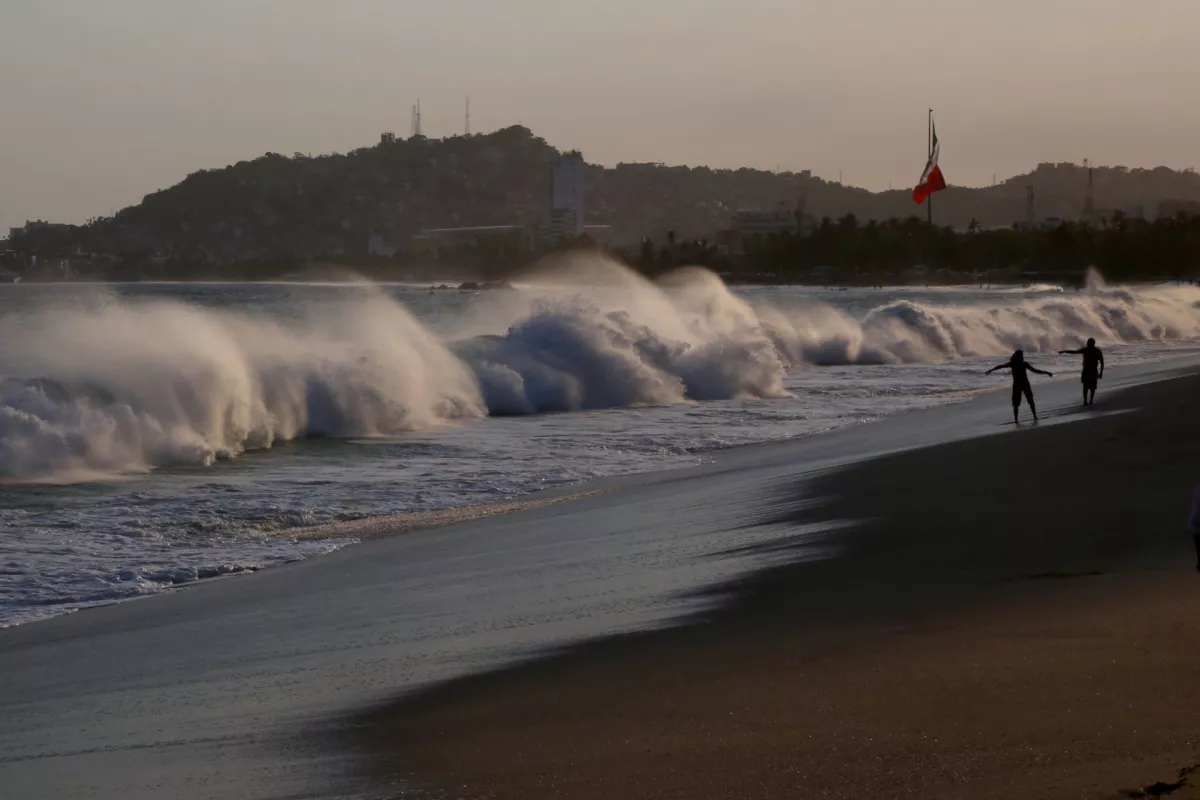 El fenómeno mar de fondo en Guerrero ha causado fuertes oleajes en las playas como Acapulco. 