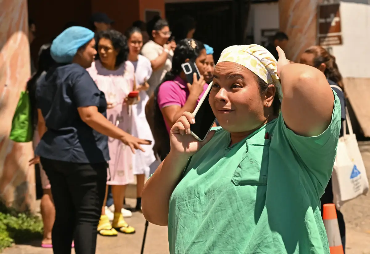 Una enfermera habla por su teléfono móvil frente a la sala de maternidad del hospital Santo Tomás, en Ciudad de Panamá, el 9 de octubre de 2026, tras un fuerte terremoto que sacudió el país. Un sismo de magnitud 7,6 sacudió Panamá, según el Servicio Geológico de Estados Unidos (USGS), provocando pánico en la capital, aunque hasta el momento no se han reportado víctimas ni daños. 
