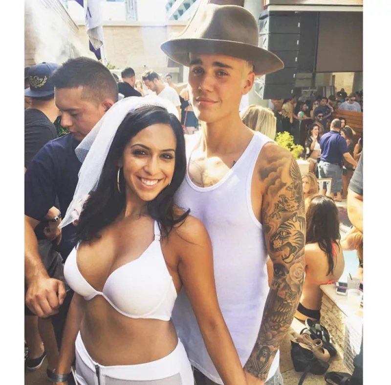 Una afortunada fan fue sorprendida cuando el cantante arribó al lugar en donde ella estaba celebrando sus últimos días como soltera.