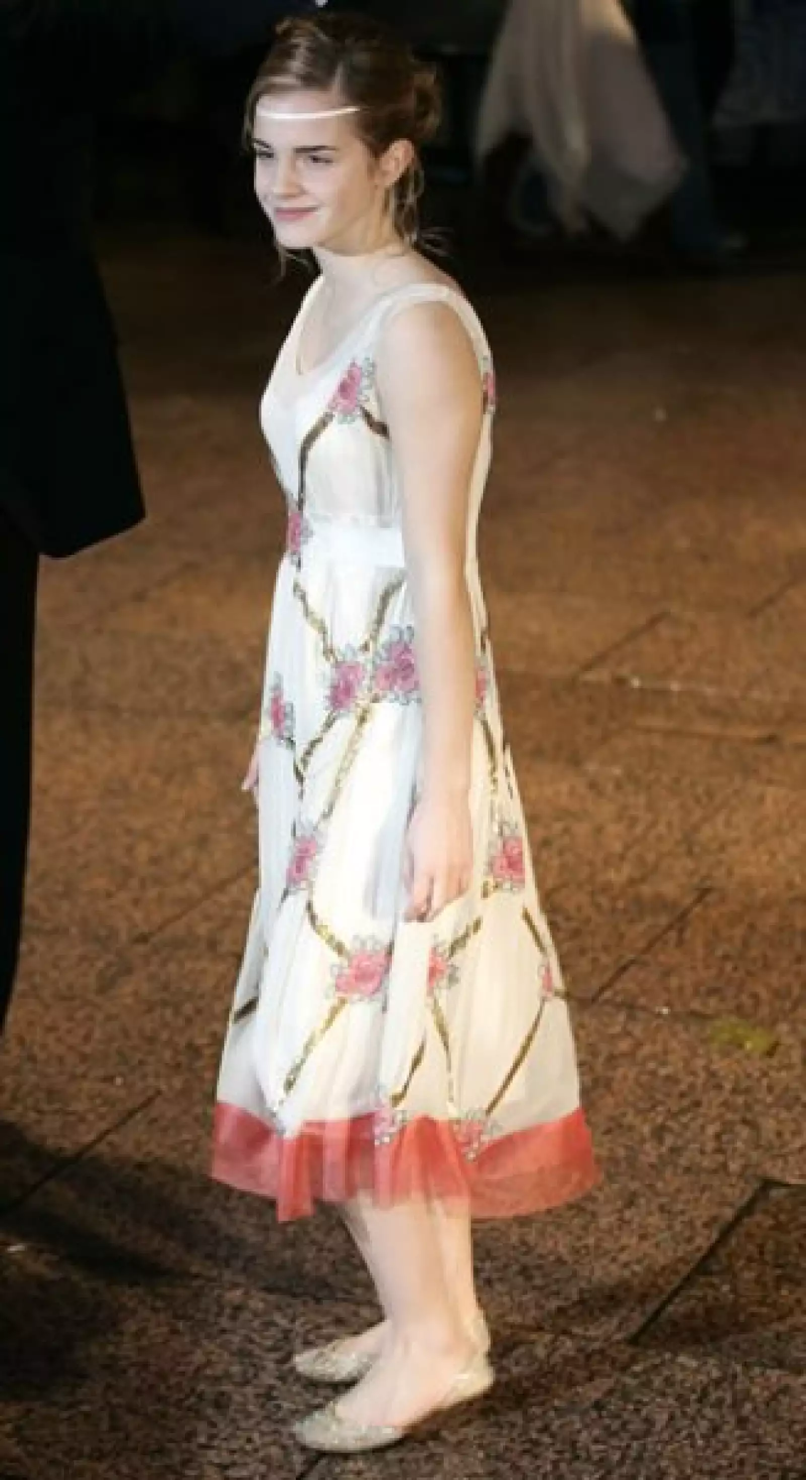 Éste ha sido uno de sus outfits más sencillos: vestido de algodón floreado, zapatos estilo hindú y banda estilo hippie en la frente.