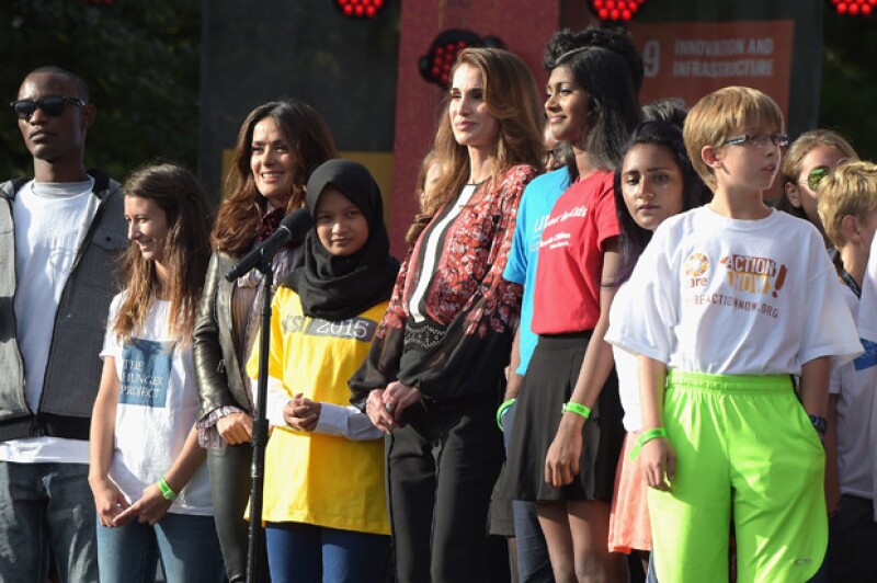 Las dos famosas se hicieron acompañar de algunos niños y adolescentes que participaron en el evento.