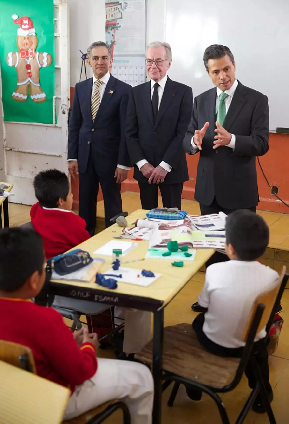 El homenaje fue en la escuela primaria "España" del Centro Histórico de la Ciudad de México, en la cual estudió Zabludovsky.