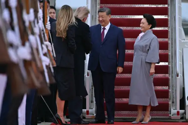 Xi Jinping estrecha la mano de Donald Trump a su llegada a la base Andrews, en Maryland, mientras Melania Trump y Peng Liyuan observan.