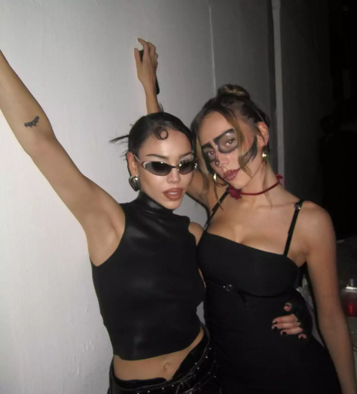 Danna Paola y Ester Expósito en Halloween. 