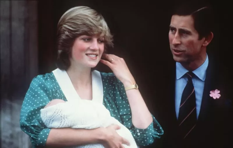 Guillermo y Kate son el nuevo rostro de una institución centenaria y tradicional. Aquí hay 10 cosas que se deben saber sobre el royal baby en relación a los nacimientos reales del pasado.