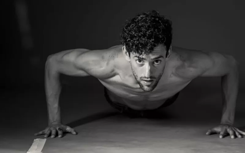 Nos enlazamos con Luis Gerardo para que nos cuente cómo logró su six pack de portada. Además todo sobre los líos amorosos de Vargas Llosa, Sean Penn, Charlize Theron y la cara de Kahwagi.