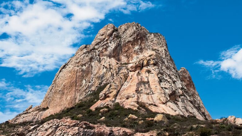 3. La Peña de Bernal se localiza en el municipio de Ezequiel Montes, cerca de la ciudad de Querétaro. Es el tercer monolito más grande del mundo.