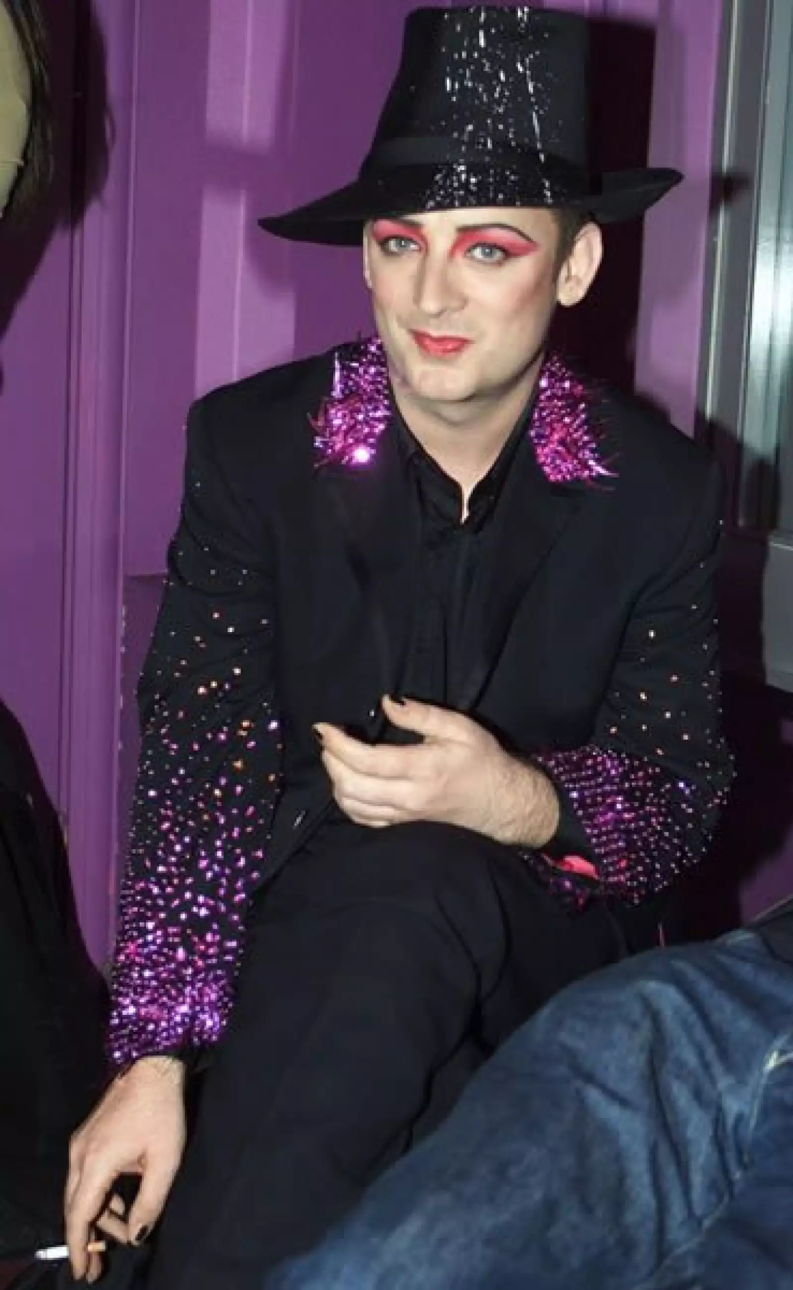 El cantante británico Boy George le gusta llevar un estilo muy extravagante al vestir y la mayoría de las veces usa lentejuelas, sombreros y se maquilla la cara.