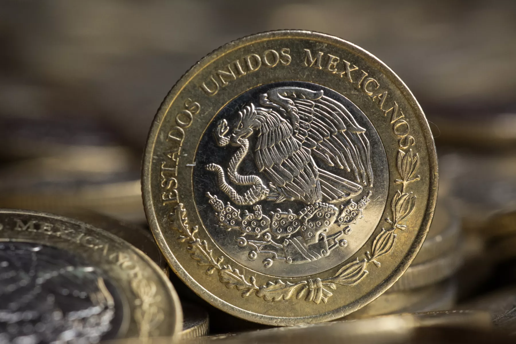 Peso se aprecia por tensión en Medio Oriente