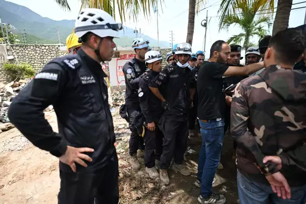 Los trabajadores de rescate de Jordania se organizan en Caraballeda, estado de La Guaira, Venezuela, el 30 de junio de 2026, después de los terremotos