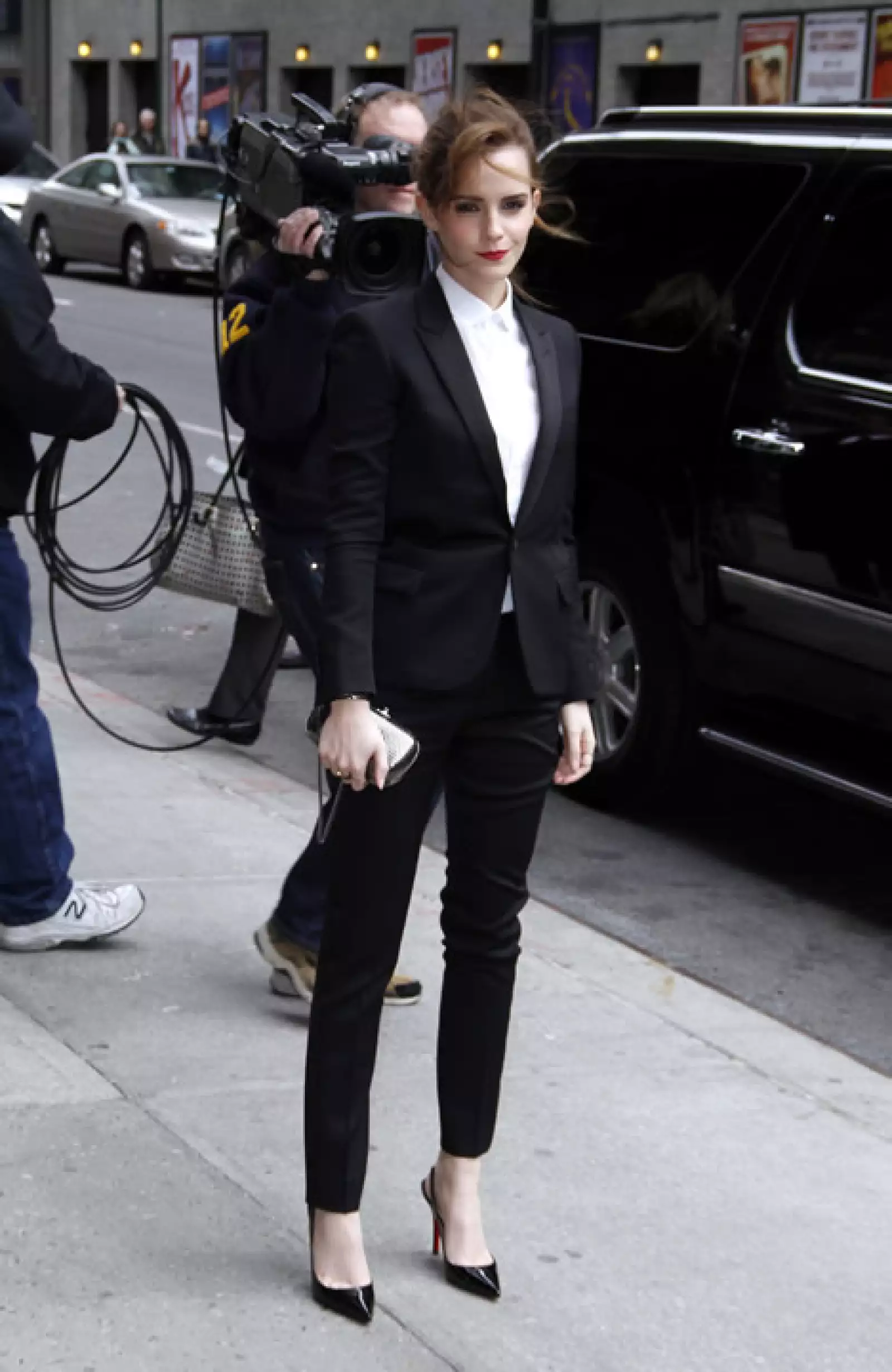 Uno de nuestros looks favoritos fue el que llevó al Late Show with David Letterman en el 2014. El traje de Saint Laurent lo usó con unos pointy heels de Christian Louboutin y una Reece Hudson Perforated Metal Clutch.