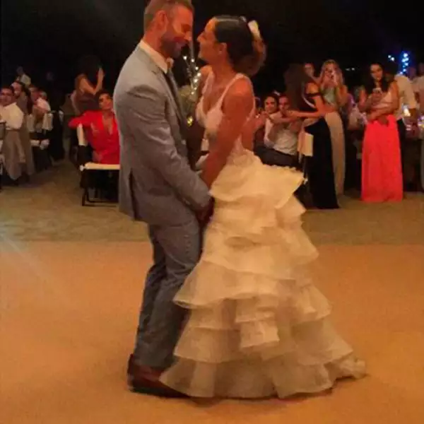 Llena de complicidad y mucho amor, así fue la fiesta a la orilla del mar.