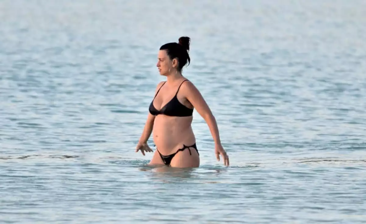 La actriz de 38 años confirmó su embarazo el mes pasado del también actor Javier Bardem. Ahora, ella y su familia fueron captados de vacaciones en Barbados.