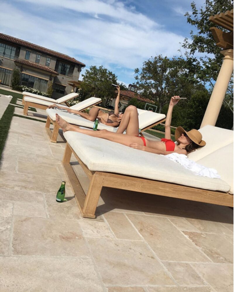 Kourtney tomó el sol en su casa con su amiga Sarah Howard.
