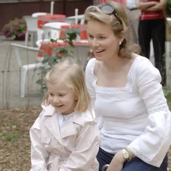 Matilde de Bélgica no sólo es Reina consorte de su país, sino una mamá muy atenta con cada uno de sus cuatro hijos.