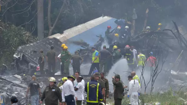 Un avión de pasajeros se estrella al despegar en La Habana