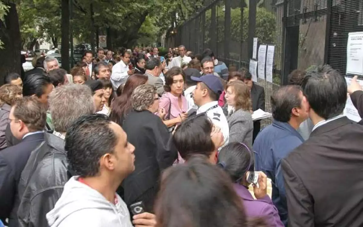La sede diplomática da servicio pero con las puertas cerradas para evitar el ingreso de personas.