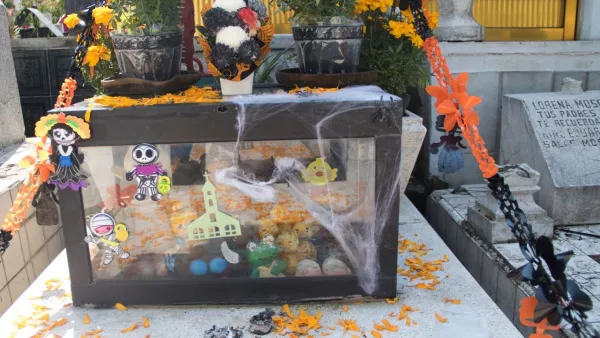 Día de Muertos en un panteón de la CDMX