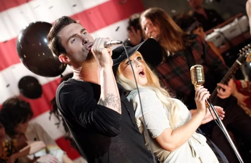 El cantante declaró que está en contra de las críticas que su compañera en The Voice sufre por su figura.