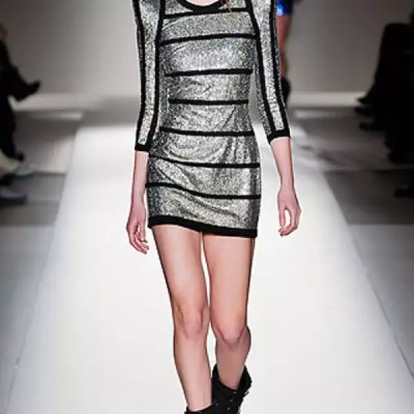 Aquí vemos otro outfit de Balmain Rhine Stone, el cual utiliza las lentejuelas y diseño impactante en los hombros, una más de las tendencias de moda.