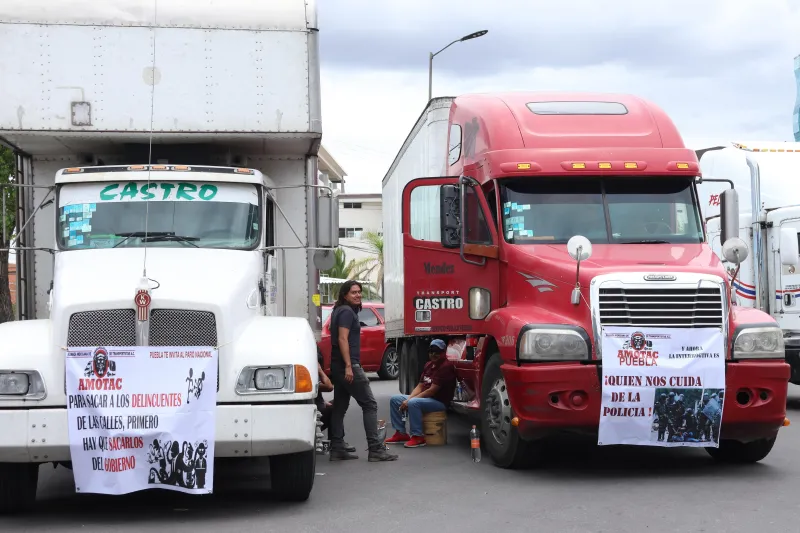 En la imagen, transportistas realizan un paro.