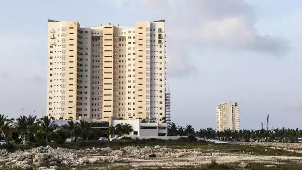 La empresa de condominios acusa que le fueron vendidos departamentos de forma fraudulenta y a la mitad de su valor.