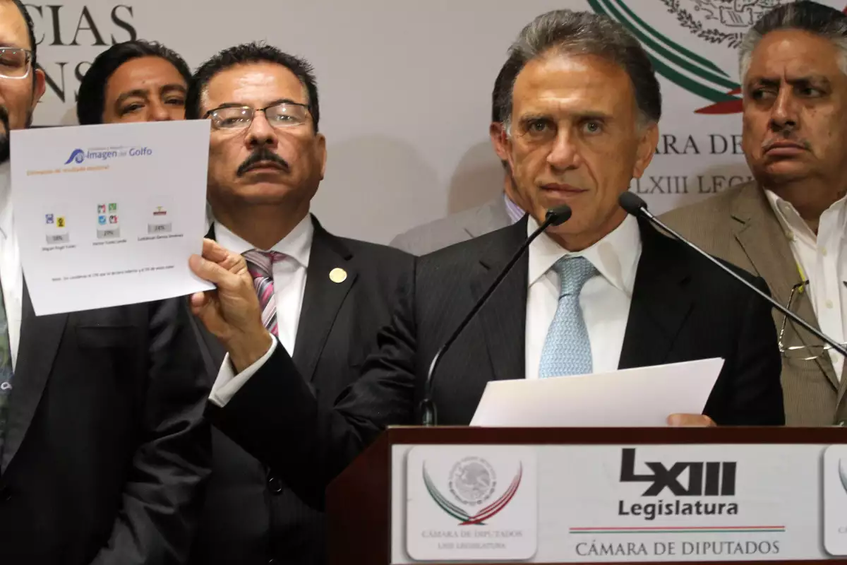 El 20 de abril, el abanderado panista acudió a San Lázaro, donde señaló al PRI y a las televisoras de emprender una 'guerra sucia' en su contra.