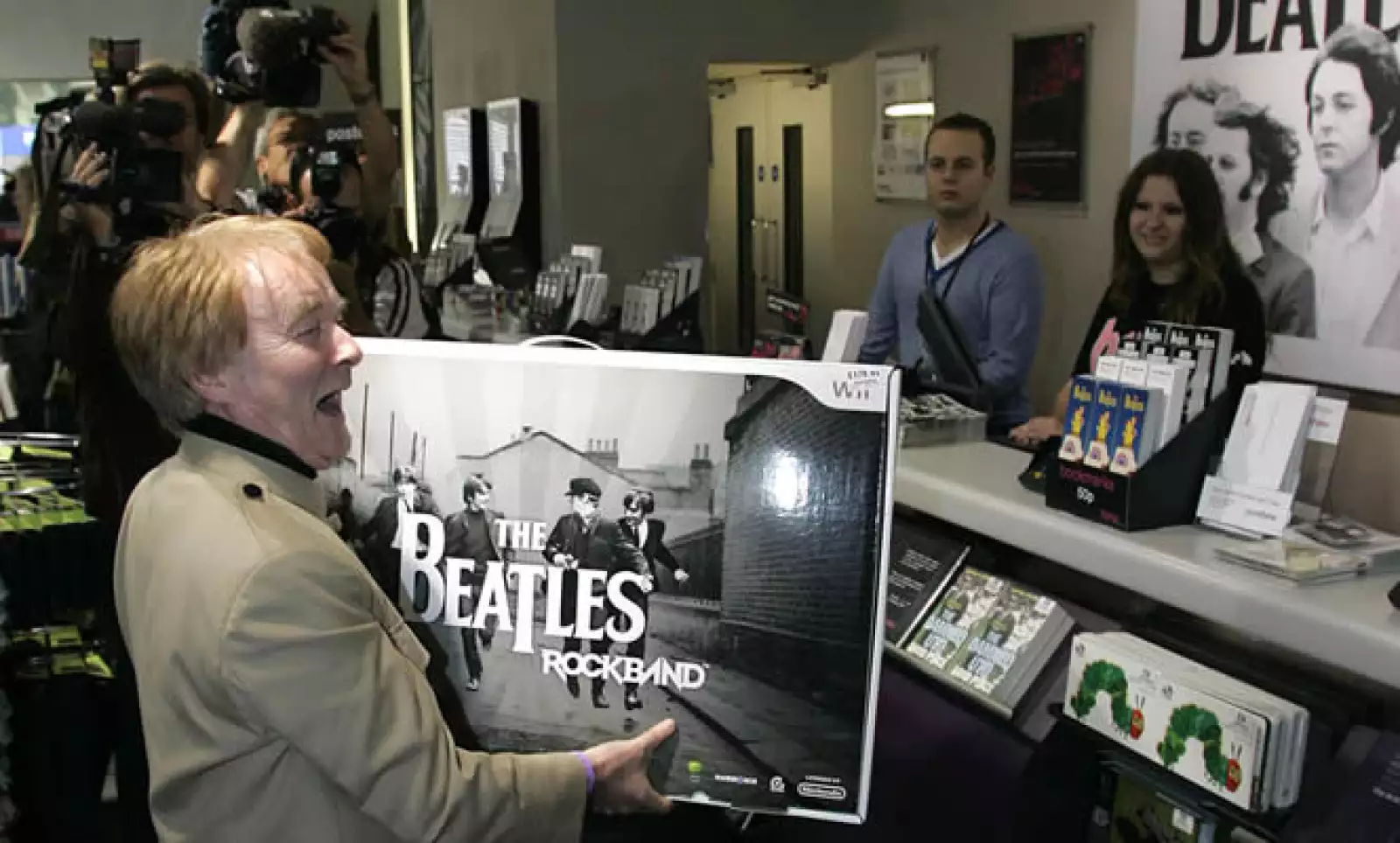 El miércoles 9 se lanzaron los nuevos discos remasterizados de Los Beatles y el videojuego “The Beatles: Rock Band”. En una tienda HMV de Londres el primer comprador, Alan Harrington, esperó desde las 3 am.