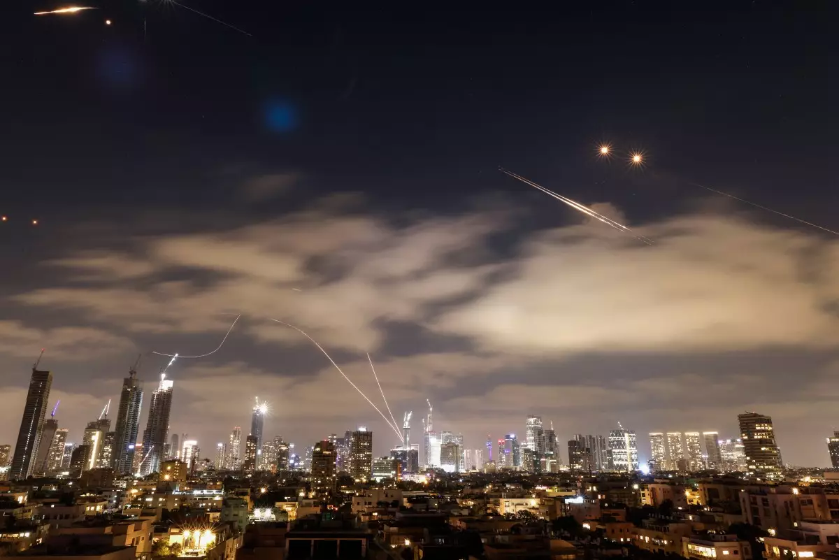 El humo se eleva tras una explosión en el centro de Teherán el 15 de junio de 2025. Los medios iraníes dijeron que un ataque israelí golpeó la sede de la policía de Teherán en el centro de la ciudad el 15 de junio, mientras los dos enemigos intercambiaban fuego por un tercer día. (