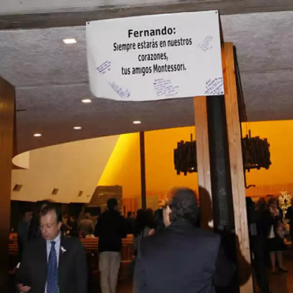Los amigos de Fernando estuvieron presentes y le demostraron su cariño con un cartel a las puertas de la iglesia.