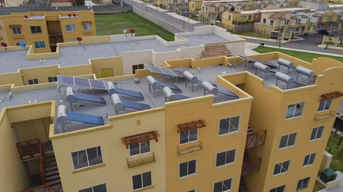 Edificios y casas Cero Gas en el desarrollo inmobiliario Real Granada de Vinte. En las azoteas se observan los calentadores solares y celdas fotovoltaicas.