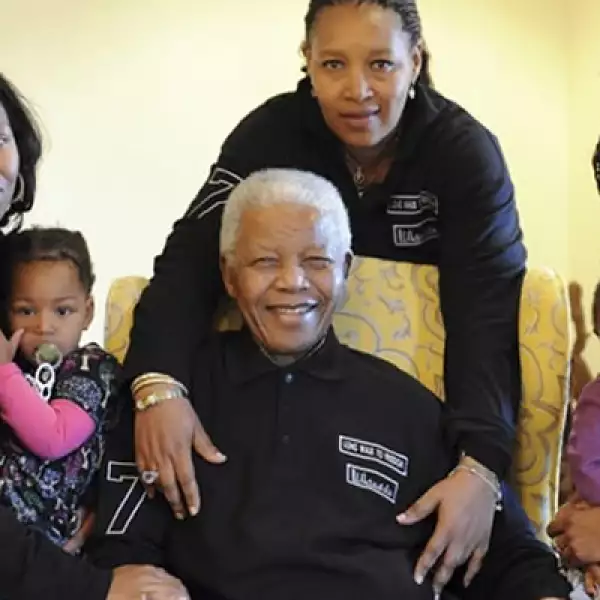 Mandela lamentó a menudo que su compromiso con el pueblo sudafricano le obligase a descuidar a su familia, cuyas polémicas y disputas internas marcaron los últimos meses de vida del expresidente.