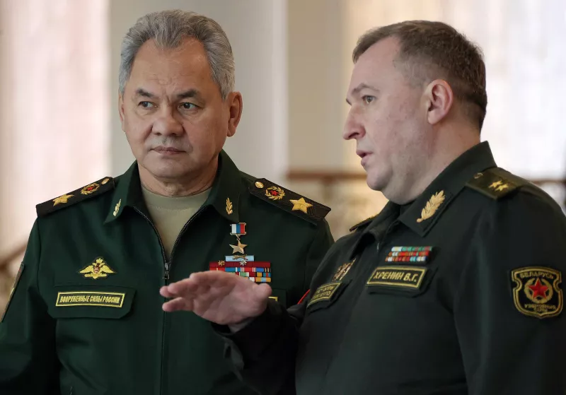 El ministro de defensa de Rusia Sergei Shoigu (a la izquierda) habla con su protraparte bielorrusa, Viktor Khrenin (a la derecha) en un encuentro en Minsk, Bielorrusia. 