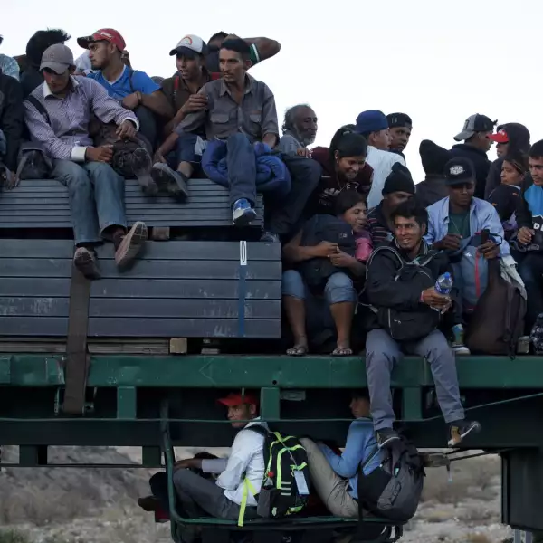 TECATE, BAJA CALIFORNIA, 20NOVIEMBRE2018.- Migrantes se trasladan en un trailer hacia Tijuana, luego de que caminaron alrededor de 40 kilómetros desde Mexicali. 
FOTO: ISAAC ESQUIVEL /CUARTOSCURO.COM